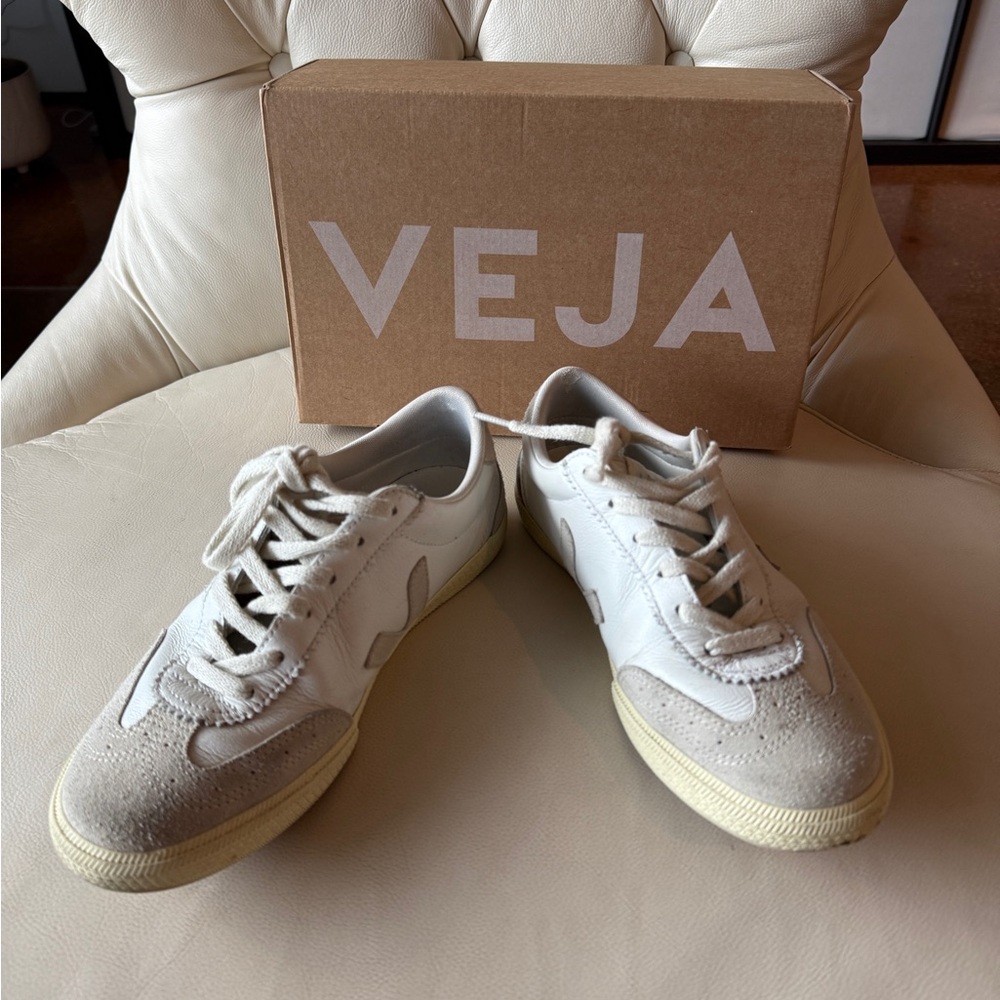 Stylish Veja Volley OT Sneakers